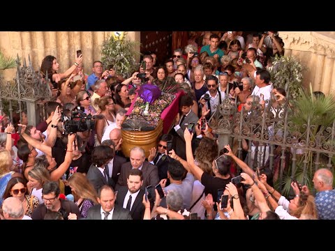 Sevilla despide con aplausos, vivas y palmas por bulerías a María Jiménez