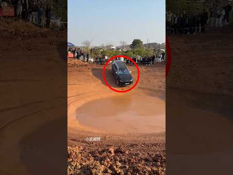 😱 ये देखो पैसे के लिए कार को सर्कल में घुसाना पड़ा भारी!