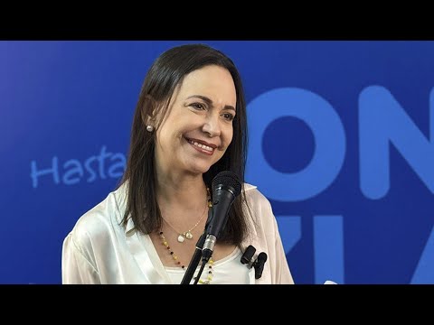 Corina Machado barre el piso con Maduro