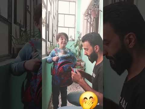 بابا فكر فتاحو ماشايفو واخد العصير من الشنتة🤭 بس شو طلع عامل وكشفو😱