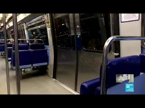 Coronavirus : à Paris, les derniers usagers du métro prennent des précautions