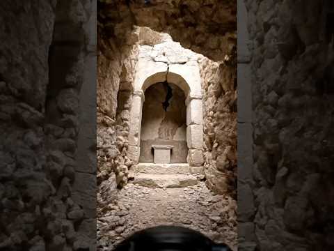 معبد جبلي مهجور… درجة تفتح نفقًا وكنز ذهب!