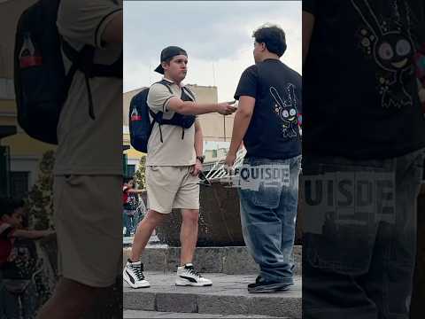 Chocando gente por estar distraída  (broma)