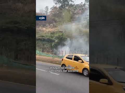 ¡Mucho humo en El Popular y Santo Domingo! Incendio de cobertura vegetal por la Medellín-Bogotá