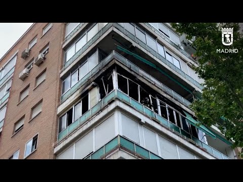 Bomberos del Ayuntamiento de Madrid controlan un incendio en Fuencarral (Madrid)