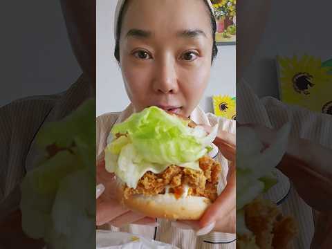 [<strong>맘스터치</strong>]후덕죽싸이버거 크기 실화냐?! 미쳤다 🍔 폭풍 흡입 먹방