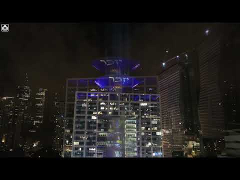 אלומת זיכרון תואר מהערב על גג בניין משרד הביטחון, להנצחתם של חללי מערכות ישראל