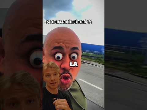 Perché questo ragazzo ha gli occhi spalancati?