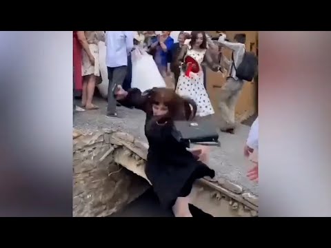 Mujer cae en un charco cuando intentaba tomar fotos