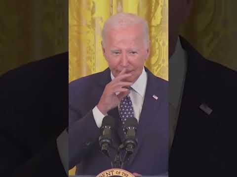 Joe Biden bromea pidiéndole trabajo a Jessica Alba #shorts