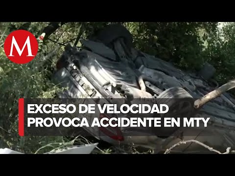 Conductor pierde el control y cae a barranco en Monterrey