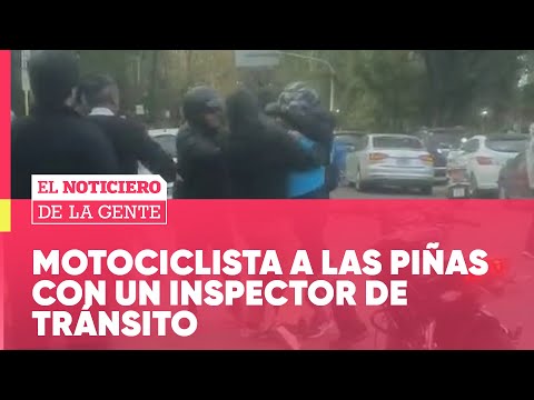 Un INSPECTOR de TRÁNSITO y un MOTOCICLISTA a las TROMPADAS frente a un COLEGIO #ElNotidelaGente