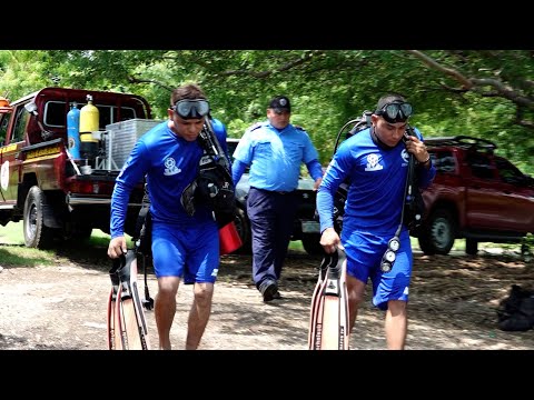 Bomberos realizan demostración de rescates de personas en agua