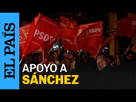 ESPAÑA | Manifestantes apoyan al presidente Sánchez en la calle Ferraz | EL PAÍS