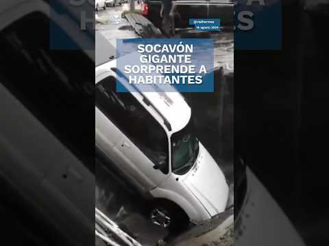 Socavón se traga camioneta pick up en El Chamizal en Ecatepec #Shorts