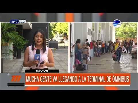 Mucha gente va llegando a la Estación de Buses de Asunción