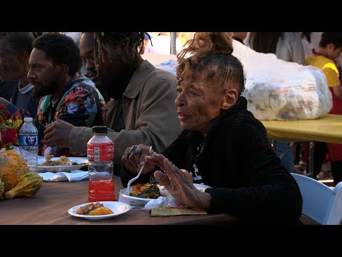 Los Angeles: un repas de Thanksgiving servi aux plus démunis | AFP