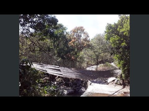 Un puente peatonal colapsó en Chalatenango cuando un grupo de niños lo cruzaba