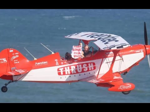 Facundo Arana voló en una avioneta por Mar del Plata con un mensaje solidario