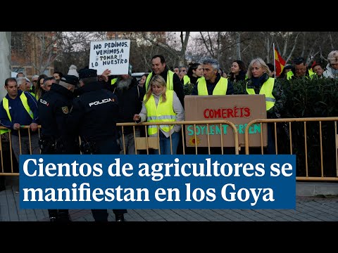 Unos 600 agricultores protestan en los Goya y el director Rodolfo Montero les muestra su apoyo