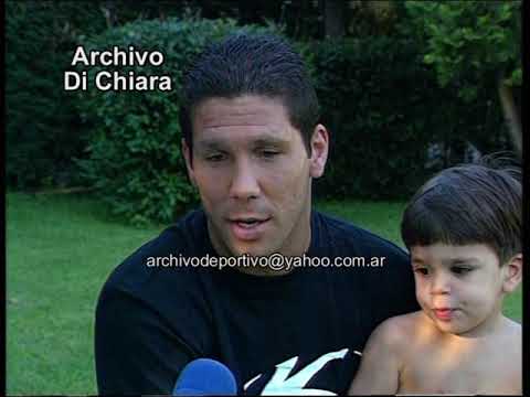 Diego Simeone junto a su hijo - Año 1997 BC-0673 DiFilm