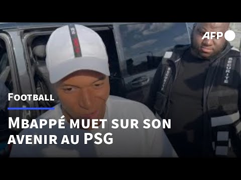 Mbappé arrive au centre d'entraînement du PSG, reste muet sur son sort | AFP