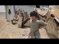 شاهد تقرير أولي من مكان سقوط الصاروخ الحوثي بجوار خيمة لأحد النازحين بمأرب