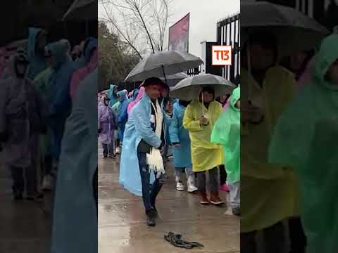 Contra viento y marea: fans esperan a Bruno Mars bajo la lluvia