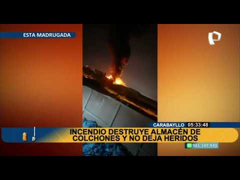 Voraz incendio consume almacén de colchones en Carabayllo