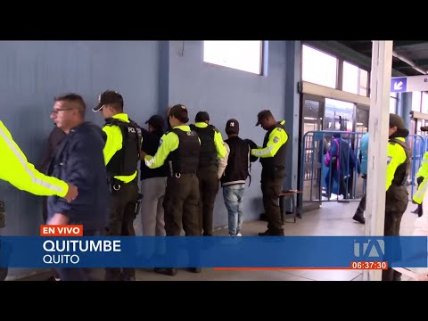 La Policía realiza operativos de control de armas en paradas de transporte público de Quitumbe