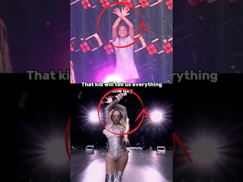 Rumi Showed The Alien Superstar Sign On Stage!  #beyonce #rumi #blueivy