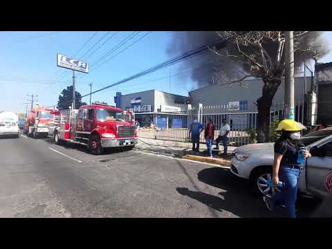 Fuerte incendio consume la Casa del Repuesto en el  Bulevar Venezuela, San Salvador.
