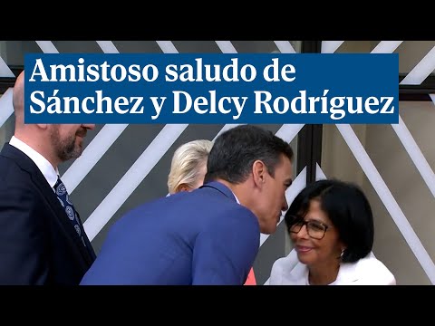 Amistoso saludo entre Pedro Sánchez y Delcy Rodríguez en la cumbre UE-CELAC
