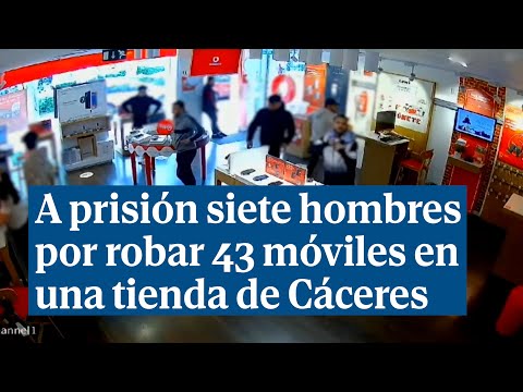 Siete hombres entra  en una tienda de móviles y hacen un robo masivo en Cáceres