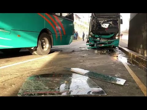 6 lesionados en accidente entre 2 buses Ruta 52,en alameda Roosevelt de la capital salvadoreña.