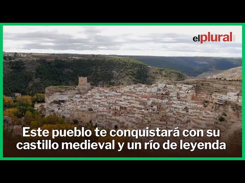 Este pueblo de Albacete te conquistará con su castillo medieval, sus casas cueva y un río de leyenda