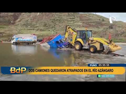 Puno: dos camiones quedaron atrapados en el río Azángaro