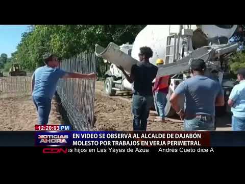 En video se observa al alcalde de Dajabón molesto por trabajos en verja perimetral