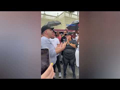 Cubanos con I220A se manifiestan en el Versailles en Miami en contra de la deportación