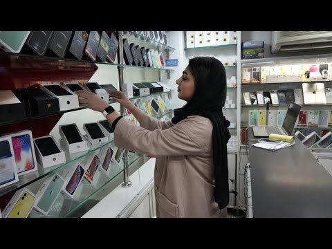 Descubren en Irán un esquema piramidal con venta de modelos prohibidos de iPhone • FRANCE 24