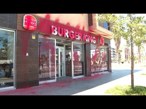 Una activista de Futuro Vegetal llena con sangre un Burger King en València