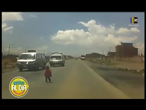 Niño se salva de ser atropellado en una carretera