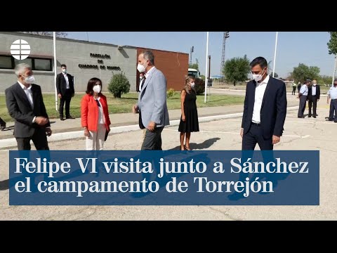 El rey Felipe VI visita junto a Pedro Sánchez el campamento de refugiados afganos en Torrejón