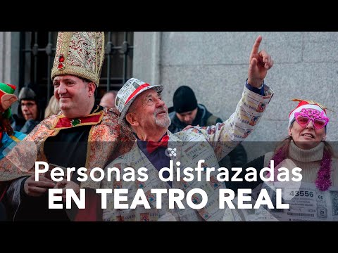 Varias personas acuden disfrazadas al teatro Real para seguir el Sorteo Extraordinario de Navidad