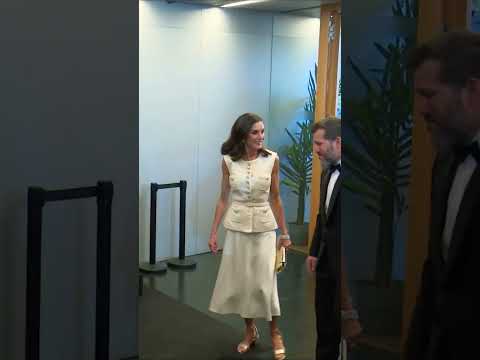 La reina Letizia deslumbra de blanco y con impresionantes joyas en los Premios de Periodismo ABC