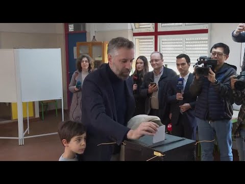Leaders of Democratic Alliance and Socialist Party cast their vote on Portugal election