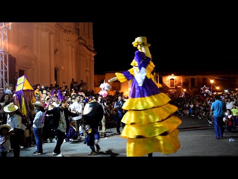 Familias disfrutan de el tradicional Concurso de Gigantonas en León