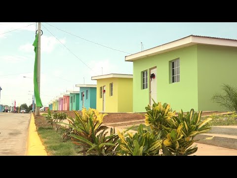 Familias reciben sus viviendas en la urbanización Villa Santiago en Managua