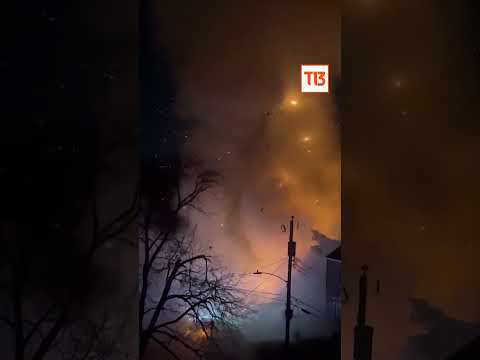 Captan increíble explosión de casa en operativo policial en Virginia, EE.UU