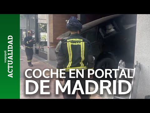 Un coche se estrella en un portal del Barrio de Salamanca (Madrid)